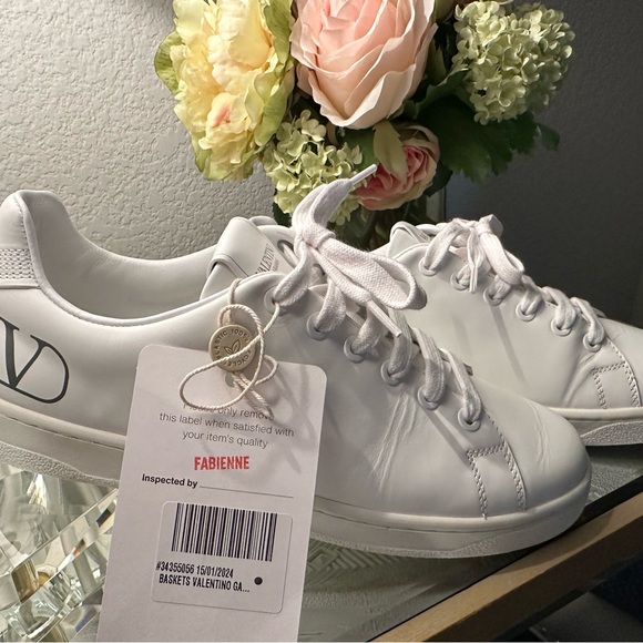 Valentino Shoes - VALENTINO GARAVANI
Backnet leather trainers
36.5 EU. Worn once